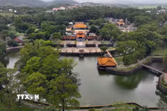 Lăng Tự Đức (Khiêm Lăng) được xây dựng nằm bên phải đồi Cảnh Vọng thuộc thôn Thủy Ba, phường Thủy Xuân, thành phố Huế. Lăng Tự Đức là công trình kiến trúc đẹp nhất thời nhà Nguyễn, nơi đây là chốn yên nghỉ của vua Tự Đức - vị vua tại vị lâu nhất trong số 13 đời vua triều Nguyễn. (Ảnh: Vũ Sinh/TTXVN)