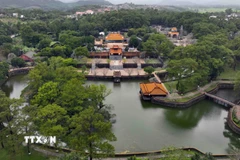 Lăng Tự Đức (Khiêm Lăng) được xây dựng nằm bên phải đồi Cảnh Vọng thuộc thôn Thủy Ba, phường Thủy Xuân, thành phố Huế. Lăng Tự Đức là công trình kiến trúc đẹp nhất thời nhà Nguyễn, nơi đây là chốn yên nghỉ của vua Tự Đức - vị vua tại vị lâu nhất trong số 13 đời vua triều Nguyễn. (Ảnh: Vũ Sinh/TTXVN)