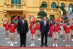 Chủ tịch nước Lương Cường và Tổng thống Nam Phi Matamela Cyril Ramaphosa với thiếu nhi Thủ đô Hà Nội. (Ảnh: Lâm Khánh/TTXVN)