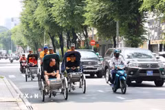 Khách quốc tế tham quan trung tâm Thành phố Hồ Chí Minh. (Ảnh: Hồng Đạt/TTXVN)