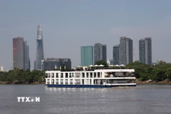 Tàu du lịch hạng sang chở khách tham quan Thành phố Hồ Chí Minh trên sông Sài Gòn. (Ảnh: Hồng Đạt/TTXVN)