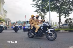 Phòng Cảnh sát giao thông Công an Thành phố Hồ Chí Minh tổ chức lễ ra quân thực hiện cao điểm kiểm tra, xử lý vi phạm chuyên đề về nồng độ cồn và ma túy. (Ảnh: Huyền Trang/TTXVN)