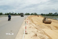 Từ nay đến năm 2030, Đà Nẵng sẽ tập trung đầu tư, nâng cấp hoàn chỉnh, thông suốt các trục giao thông kết nối vùng Đông và vùng Tây của thành phố. (Ảnh: Quốc Dũng/TTXVN)