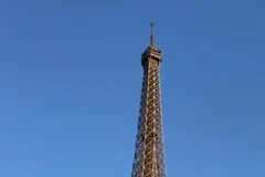 Ngắm nhìn Tháp Eiffel bên dòng sông Seine 