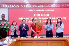 Tập thể lãnh đạo TTXVN chúc mừng đồng chí Vũ Việt Trang, Ủy viên Ban Thường vụ Đảng ủy các cơ quan Đảng Trung ương, Phó Trưởng Ban Tuyên giáo và Dân vận Trung ương, Bí thư Đảng ủy, Tổng Giám đốc, Chủ tịch Liên Chi hội nhà báo Thông tấn xã Việt Nam. (Ảnh: Phạm Kiên/TTXVN)