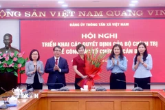 Tập thể lãnh đạo TTXVN chúc mừng đồng chí Vũ Việt Trang, Ủy viên Ban Thường vụ Đảng ủy các cơ quan Đảng Trung ương, Phó Trưởng Ban Tuyên giáo và Dân vận Trung ương, Bí thư Đảng ủy, Tổng Giám đốc, Chủ tịch Liên Chi hội nhà báo Thông tấn xã Việt Nam. (Ảnh: Phạm Kiên/TTXVN)