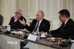 Tổng thống LB Nga Vladimir Putin trả lời phỏng vấn tại cuộc gặp với Trưởng đoàn đại biểu các Hãng thông tấn OANA và đại diện cơ quan truyền thông lớn trên thế giới. (Ảnh: Quang Vinh/TTXVN)