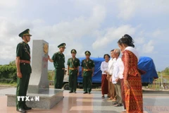 Cán bộ, chiến sỹ Đồn Biên phòng Xín Cái (tỉnh Hà Giang) tuần tra giữa băng tuyết bao phủ, bảo vệ vững chắc đường biên mốc giới. (Ảnh: TTXVN phát)