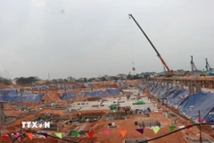 Nhà đầu tư huy động số lượng lớn nhân lực, vật lực "3 ca 4 kíp" thi công tại hạng mục Nhà ga hành khách VIP dự án Cảng Hàng không Quốc tế Gia Bình. (Ảnh: Thanh Thương/TTXVN)