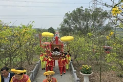 Các bô lão và nhân dân địa phương trang trọng thực hiện nghi thức rước nước vào Thái Miếu để làm lễ bao sái và dâng cúng, mở đầu cho mùa lễ hội linh thiêng tại di sản thế giới. (Ảnh: Thanh Vân/TTXVN)