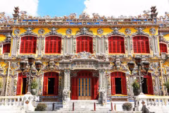 Trang trí phía trước của Điện Kiến Trung trong Đại Nội Huế được xem là kiệt tác của nghệ thuật khảm sành sứ. (Ảnh: Nguyên Lý/TTXVN)
