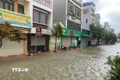 Khu vực sảnh chung cư Tân Thành 1, phường Hạc Thành, nước vẫn tiếp tục dâng cao. (Ảnh: Khiếu Tư/TTXVN)