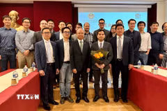 Các thành viên Mạng lưới chuyên gia năng lượng hạt nhân người Việt Nam ở nước ngoài chụp ảnh lưu niệm. (Ảnh : Thu Hà/TTXVN)