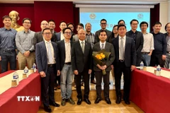 Các thành viên Mạng lưới chuyên gia năng lượng hạt nhân người Việt Nam ở nước ngoài chụp ảnh lưu niệm. (Ảnh : Thu Hà/TTXVN)