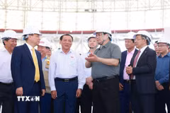 Thủ tướng Phạm Minh Chính kiểm tra tiến độ thi công dự án Trung tâm Hội chợ Triển lãm Quốc gia. (Ảnh: Dương Giang/TTXVN)