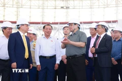Thủ tướng Phạm Minh Chính kiểm tra tiến độ thi công dự án Trung tâm Hội chợ Triển lãm Quốc gia. (Ảnh: Dương Giang/TTXVN)
