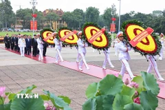 Đoàn đại biểu lãnh đạo, nguyên lãnh đạo Đảng, Nhà nước đặt vòng hoa và vào Lăng viếng Chủ tịch Hồ Chí Minh. (Ảnh: Minh Đức/TTXVN)
