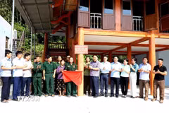 Chủ tịch Ủy ban Nhân dân tỉnh Hà Giang Phan Huy Ngọc và các đại biểu động viên, tặng quà và chúc mừng gia đình ông Nguyễn Viết Đôn ở xã Đồng Yên, huyện Bắc Quang, khánh thành ngôi nhà mới. (Ảnh: Kim Tiến/TTXVN phát)