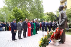 Đại sứ Việt Nam tại Hungary Bùi Lê Thái cùng cán bộ, nhân viên Đại sứ quán dâng hoa tại tượng đài Chủ tịch Hồ Chí Minh ở thành phố Zalaegerszeg. (Ảnh: TTXVN phát)