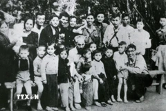 Năm 1952, Bác Hồ thăm cơ sở VNTTX tại Sơn Dương, Tuyên Quang và căn dặn cán bộ, phóng viên "Tin tức càng nhanh, kháng chiến càng mau thắng lợi". Trong ảnh: Bác Hồ chụp ảnh với các gia đình cán bộ Việt Nam Thông tấn xã trong thời kỳ kháng chiến chống Pháp tại Tuyên Quang (1952). (Ảnh: Tư liệu TTXVN)