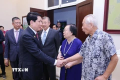 Chủ tịch nước Lương Cường với đại diện gia đình nhân sỹ hữu nghị - tướng lĩnh cách mạng, chuyên gia, cố vấn Trung Quốc từng tham gia giúp đỡ Việt Nam. (Ảnh: Lâm Khánh/TTXVN)