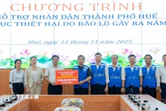 Đại diện lãnh đạo Thành phố Hồ Chí Minh trao 20 tỷ đồng hỗ trợ người dân Huế khắc phục hậu quả bão lũ. (Ảnh: Văn Dũng/TTXVN)