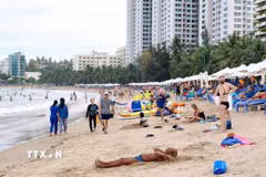 Biển Hòn Chồng (phường Bắc Nha Trang, Khánh Hòa) là điểm đến được du khách trong nước và quốc tế yêu thích. (Ảnh: Nguyễn Thành/TTXVN)