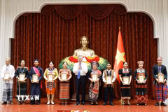 Tổng Bí thư, Chủ tịch nước Tô Lâm tặng chân dung Chủ tịch Hồ Chí Minh cho các già làng, trưởng bản, nghệ nhân, người có uy tín tiêu biểu toàn quốc. (Ảnh: Thống Nhất/TTXVN)