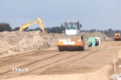 Dự án nâng cấp, mở rộng Cảng Hàng không Cà Mau đã hoàn thành bàn giao mặt bằng cho đơn vị thi công. (Ảnh: Tuấn Phi/TTXVN)