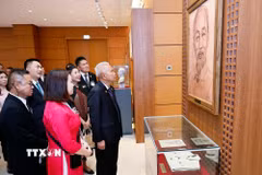 Chủ tịch Quốc hội kiêm Chủ tịch Hạ viện Vương quốc Thái Lan Sophon Zaram thăm phòng Truyền thống và Bảo tàng Quốc hội Việt Nam. (Ảnh: Doãn Tấn/TTXVN)
