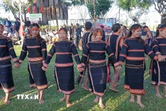 Các cô gái Jrai nhảy xoang trong nghi lễ mừng nhà rông mới. (Ảnh: Hoài Nam/TTXVN)