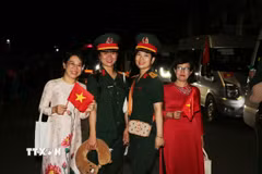 Dù đoàn tàu cập bến từ 4 giờ 20 phút sáng, nhưng rất đông người dân ở Biên Hòa (Đồng Nai) đã có mặt tại sân ga để chào đón các chiến sỹ trong đoàn Nghi lễ của Quân đội. (Ảnh: Lê Xuân/TTXVN)
