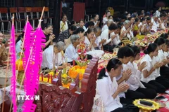 Sene Dolta là một lễ lớn trong năm của đồng bào Khmer, thể hiện sự hiếu đạo của con cháu, những người còn sống đối với tổ tiên, ông bà, những người thân đã khuất. (Ảnh: TTXVN phát)