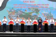 Các đại biểu cắt băng khai mạc chuỗi các hoạt động trong khuôn khổ Festival Tinh hoa Tây Bắc 2025. (Ảnh: Trung Kiên/TTXVN)