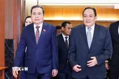 Chủ tịch Thượng viện Malaysia Dato' Awang Bemee Awang Ali Basah đón Chủ tịch Quốc hội Trần Thanh Mẫn. (Ảnh: Doãn Tấn/TTXVN)