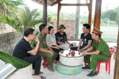 Công an xã Bố Trạch (Quảng Trị) và lực lượng an ninh cơ sở tuyên truyền về ngày hội bầu cử đến mọi người dân. (Ảnh: Tá Chuyên/TTXVN)