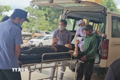 Một bệnh nhân được chuyển viện điều trị tại Bệnh viện Đa khoa tỉnh Quảng Trị. (Ảnh: TTXVN phát)