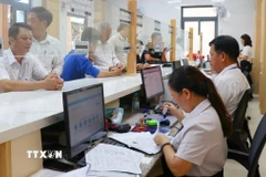 Người dân đến giải quyết thủ tục hành chính tại Trung tâm Phục vụ Hành chính công phường Đồng Xoài, tỉnh Đồng Nai. (Ảnh: Nhật Bình/ TTXVN.)