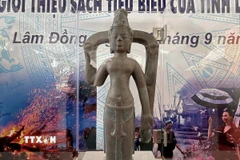 Bảo vật Quốc gia Tượng Avalokitesvara Bắc Bình được chế tác từ đá sa thạch màu xám đen, có niên đại từ thế kỷ 8-9. (Ảnh: Nguyễn Dũng/TTXVN)