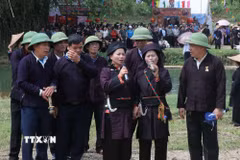Người dân tham gia lễ hội hát đối giao duyên tại Chợ Tình Xuân Dương. (Ảnh: Vũ Hoàng Giang/TTXVN)