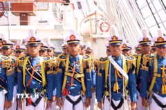 Các học viên trẻ trên tàu KRI Bima Suci thuộc Hải quân Indonesia. (Ảnh: Xuân Khu/TTXVN)