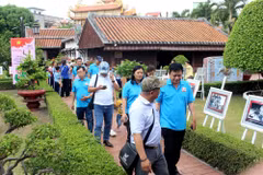 “Địa chỉ đỏ” Dục Thanh thu hút nhiều lượt cán bộ, đảng viên, đoàn viên, học sinh và du khách đến tham quan, dâng hương tưởng niệm Bác nhân dịp kỷ niệm 136 năm Ngày sinh Chủ tịch Hồ Chí Minh. (Ảnh: Hồng Hiếu/TTXVN)