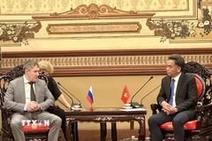 Phó Chủ tịch Thường trực Ủy ban Nhân dân Thành phố Hồ Chí Minh Nguyễn Lộc Hà tiếp ông Mahonin Dmitrii, Thống đốc tỉnh Perm, Liên bang Nga. (Ảnh: Liên Sơn/TTXVN)