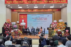 Giao lưu khách mời tại Lễ ra mắt sách. (Nguồn: Vietnam+)