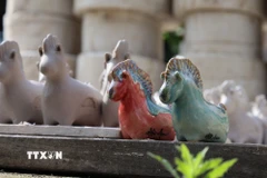 Hình ảnh linh vật ngựa được đưa vào các sản phẩm tò he tráng men ở làng gốm Thanh Hà, Hội An. (Ảnh: Xuân Quý/TTXVN)