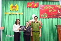 Bà Trần Thị Giàu (thôn Vạn An) cùng Công an đã trao trả toàn bộ tài sản cho chị Hoàng Thị Hiền (trú Thành phố Hồ Chí Minh). (Ảnh: TTXVN phát)