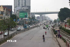 Xe cộ di chuyển thuận lợi qua tuyến đường Giải Phóng. (Ảnh: Thanh Tùng/TTXVN)