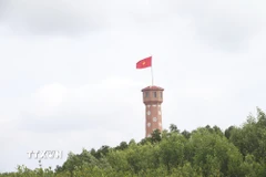 Cột cờ thiêng liêng ở cực Nam Tổ quốc tại xã Đất Mũi. (Ảnh: Tuấn Phi/TTXVN)