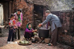 Các thế hệ trong gia đình quây quần bên bên nồi bánh chưng. (Ảnh: Khánh Hòa/TTXVN)