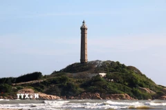 Hải đăng Kê Gà tọa lạc trên Đảo Kê Gà (xã Tân Thành) cách đất liền khoảng 500m. (Ảnh: Hồng Hiếu/TTXVN)